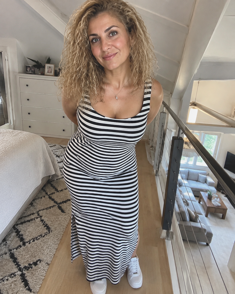 Femme souriante avec un café avant un rendez-vous